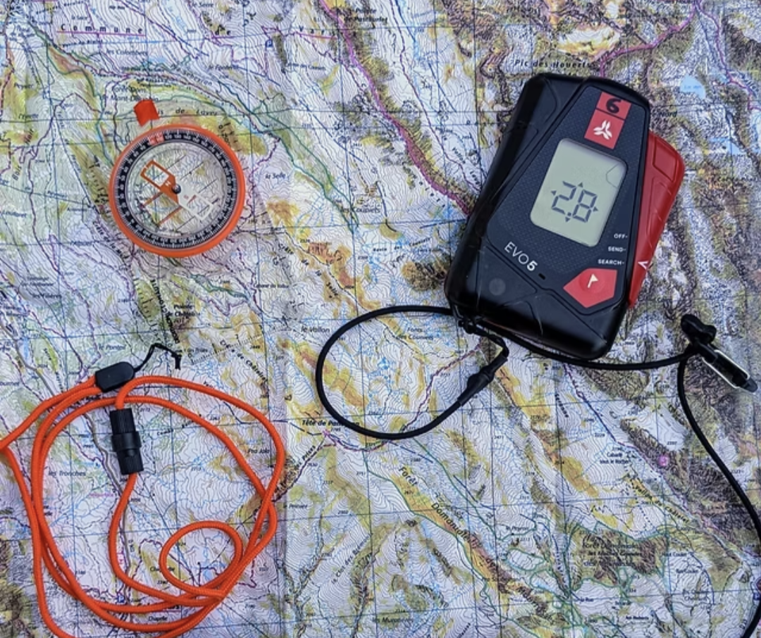 DVA, boussole et carte IGN pour l'orientation en montagne.