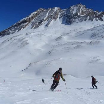 Ski de randonnée dans les Alpes.