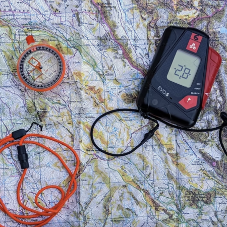 DVA, boussole et carte IGN pour l'orientation en montagne.