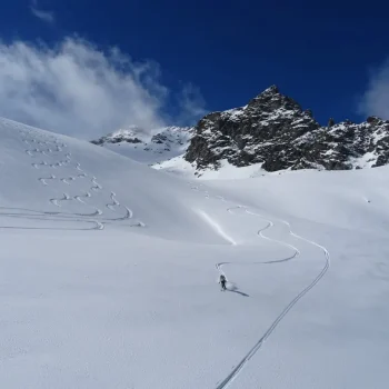 Ski hors piste aux Orres dans les Hautes-Alpes.