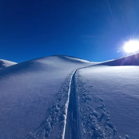 Ski de randonnée dans la poudreuse des Alpes du sud.