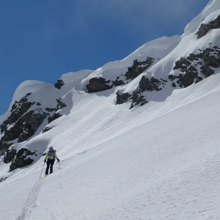 Ski de randonnée dans la poudreuse des Alpes du sud.
